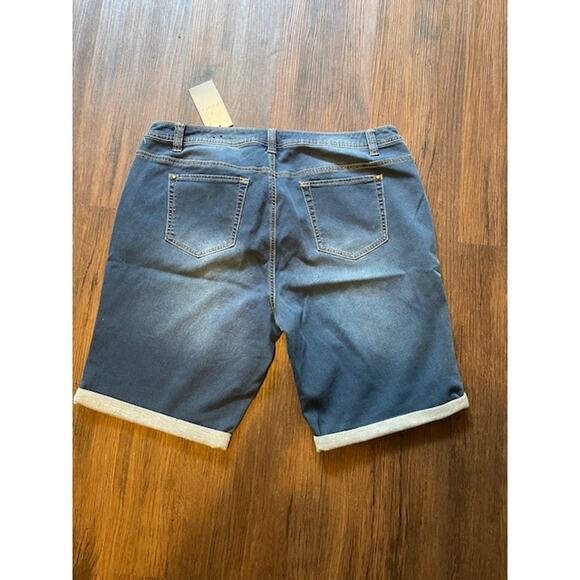 Baccini Women's Size 18W Denim Cuffed Shorts NWT - Picture 2 of 4